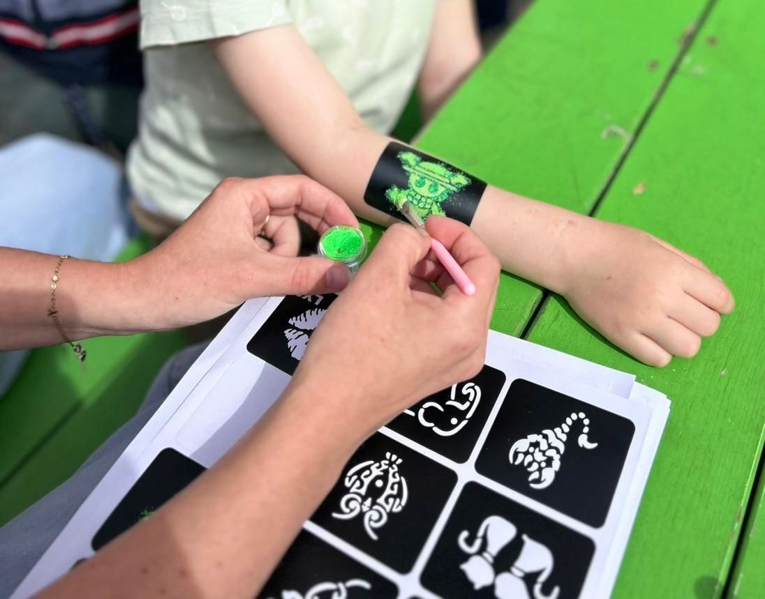 Glittertattoo op een event